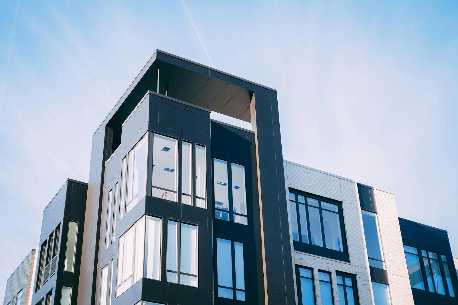 Immeuble contemporain aux façades sombres et blanches
